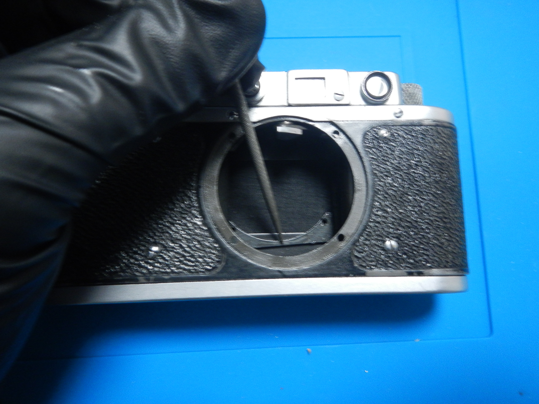 Same area close up, probe under the mount seat