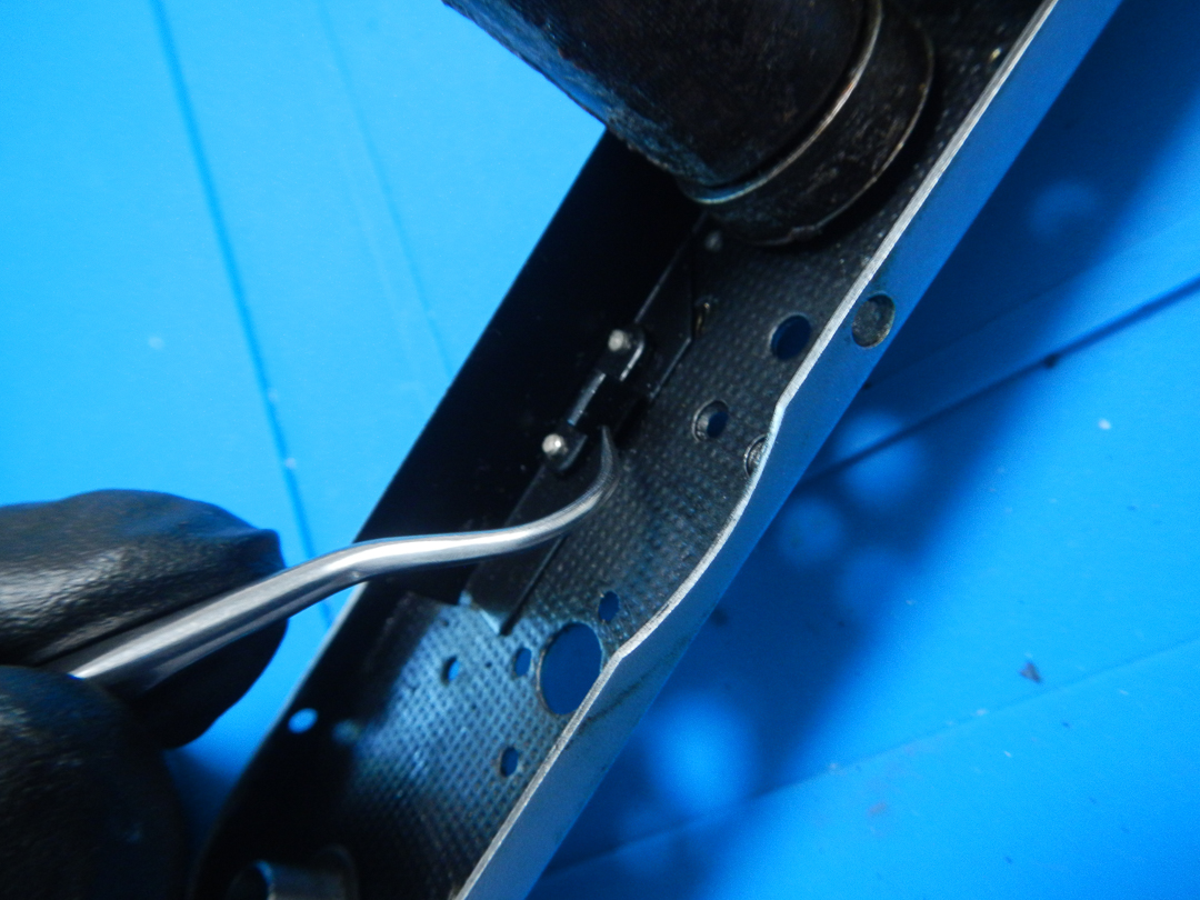 The assembly plate with a roller against it